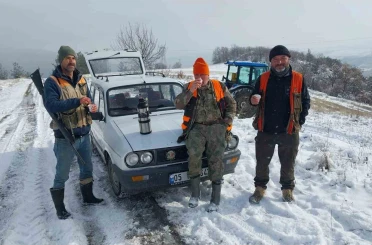 Amasya’da su kanalına düşen karacayı avcılar kurtardı 