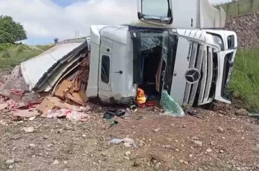 Amasya’da tavuk eti yüklü tır şarampole uçtu: 2 yaralı