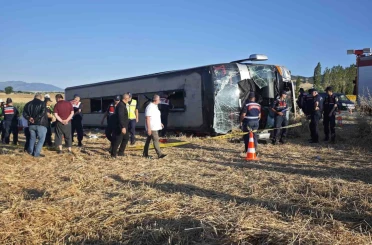 Amasya’da yolcu otobüsü devrildi: 2’si ağır 46 yaralı 
