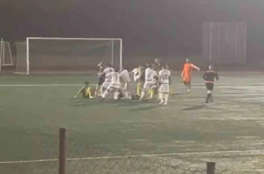 Amatör maçta futbolcular tekme tokat birbirine girdi 