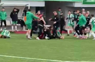 Amatör maçta saha karıştı, yumruklar konuştu 