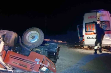 Ambulans traktöre arkadan çarptı: 4 yaralı 