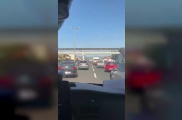 Ambulansa yol vermek için fermuar sistemini uyguladıyar 