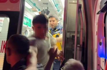 Ambulanstan fırlayıp gazeteciye böyle saldırdı 