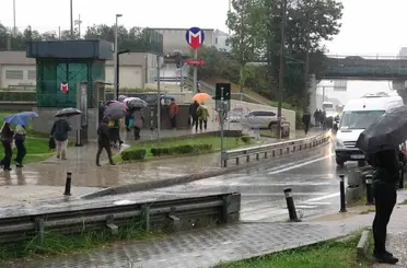 Anadolu Yakası’nda gece başlayan yağış sabah saatlerinde de etkisini sürdürdü
