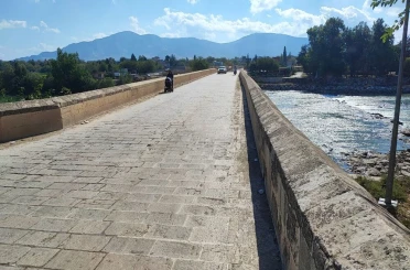 Anadolu’nun bilinen ilk Roma köprüsüne sprey boyayla yazılama yapıldı 