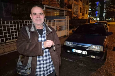 Anahtarı kontakta unutulan ve kendiliğinden kilitlenen otomobilin kapısını çilingir açtı 