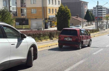 Ani manevra yapan sürücü yoluna devam etti, arkadaki araçlar kaza yaptı 