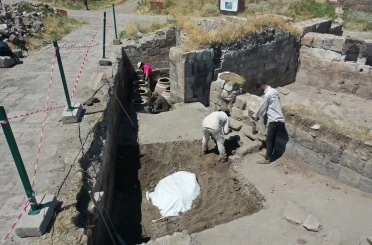 Ani Örenyeri’nde 900 yıllık erzak deposu gün yüzüne çıkarıldı 
