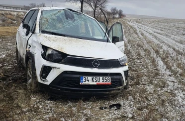 Aniden bastıran dolu ve fırtına kazalara neden oldu: 2 yaralı 