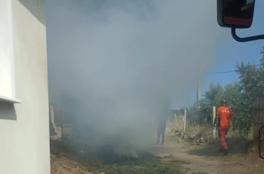 Anız ateşi felakete dönüşmeden söndürüldü 