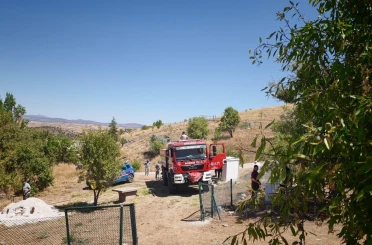 Anız yangını evlerin sınırına ulaşmadan söndürüldü