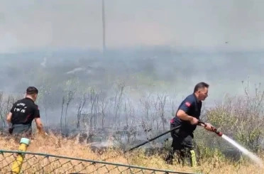 Anız yangınında zamanında müdahale dükkanları korudu 