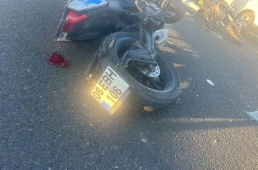 Ankara-Eskişehir yolunda iki motosiklet aynı istikametteki otomobile çarptı: 2 yaralı 