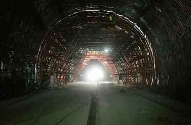 Ankara ile İzmir arasındaki seyahat süresini 3,5 saate düşürecek projede Köroğlu Tüneli’nde ışık göründü