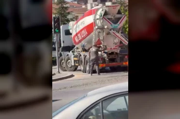 Ankara’da beton mikserden taşan beton yola döküldü 