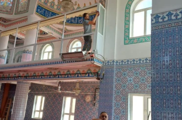 Ankara’da camiler ferah ve hijyenik ortam için tek tek temizleniyor 