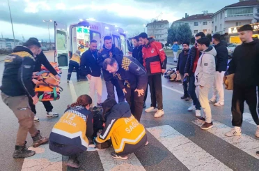 Ankara’da dengesini kaybeden motokurye yola savruldu 