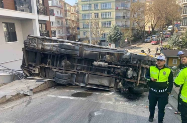 Ankara’da devrilen kamyonet güvenlik kamerasına yansıdı 