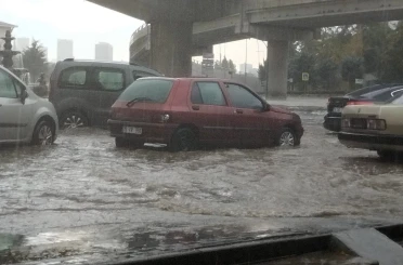 Ankara’da etkili olan sağanak trafikte aksamaya neden oldu 