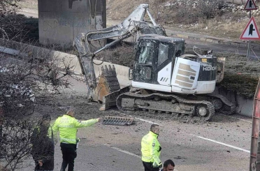 Ankara’da facianın eşiğinden dönüldü: Tırdaki kepçe köprüye takılıp yola düştü 
