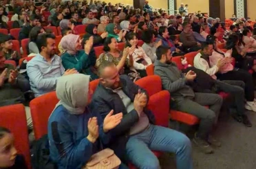 Ankara’da hem çocuklara hem yetişkinlere tiyatro gösterimi 