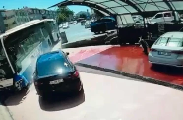Ankara’da kontrolden çıkan EGO otobüsünü son anda fark eden kişi kazadan kurtuldu 