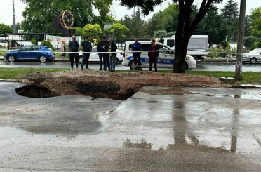 Ankara’da sağanak sonrası yolda çökme meydana geldi 