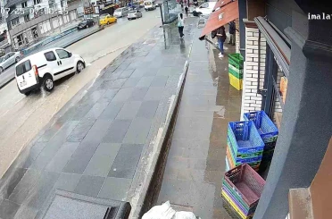 Ankara’da sağanak yağıştan dolayı çöken yola düşen araç güvenlik kamerasına yansıdı 