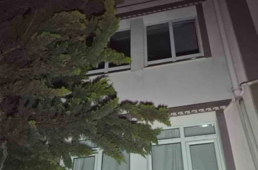 Ankara’da söndürülemeyen ağaç bir daireyi kullanılamaz hale getirdi 