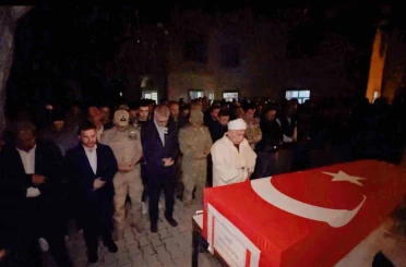Ankara’dan getirilen gazi Mirza Keskin’in naaşı, Yüksekova’da düzenlenen törenle toprağa verildi 