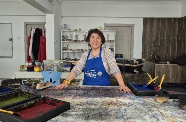 Ankaralı ebru sanatçısı geleneksel baskı sanatını yerinde öğrenmek için Tokat’a geldi 