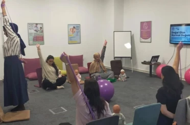 Anne adayları hem doğuma hem de bebek bakımına hazırlanıyor 