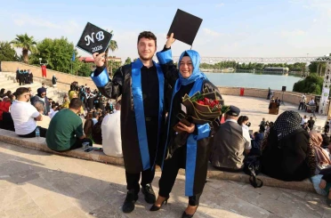 Anne ile oğlu aynı sıradan mezun oldu 
