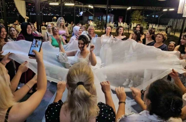 Anne, özel gereksinimli kızının gelinlik giyme hayalini gerçekleştirdi 