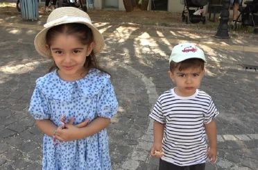 Anne ve babaları içeride ter dökerken çocuklar dışarıda bekledi 