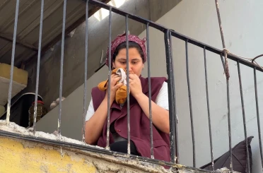 Annesi sokaktan korkarken, facia evlerinin balkonunda yakaladı 
