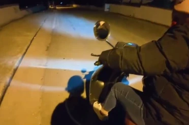 Annesine gece motor sürmeyi öğreten genç izleyenleri gülümsetti 