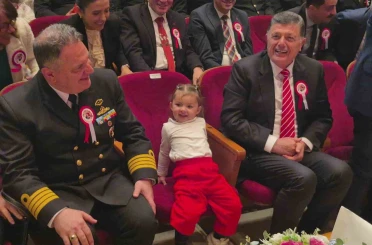 Annesinin elinden kurtulan minik, Vali Arslan’ın koltuğuna oturdu 