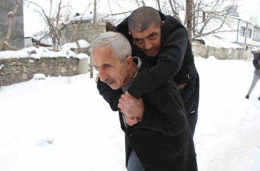 Annesinin mezarına gidebilmek için talep ettiği sandalyeye kavuştu 