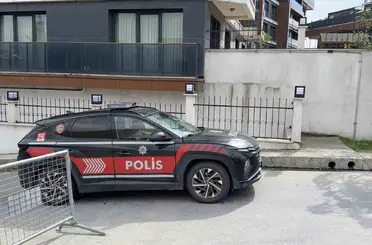 Annesiyle tartıştı, öfkesini İETT durağından çıkardı: Kaldırım taşıyla camını kırdı
