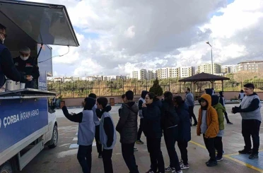 Antakya Belediyesi’nden soğuk kış gününde öğrencilere çorba ikramı 