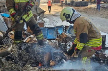 Antakya’da inşaat malzemelerinin bulunduğu alanda yangın çıktı 
