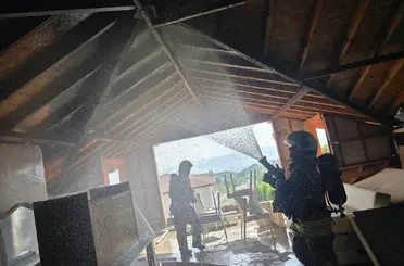 Antakya’da müstakil evin çatısında yangın çıktı