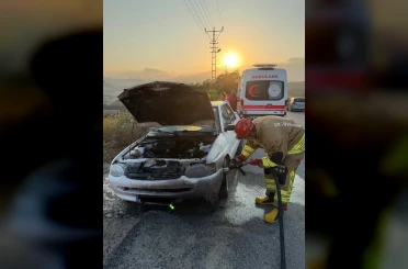Antakya’da otomobilin motorundan alevler yükseldi 