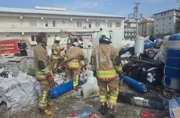Antakya’da şantiye içerisinde malzemeler alevlere teslim oldu
