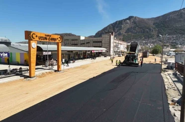 Antakya’nın inşa sürecinde kalbi olan prefabrik çarşının yolları asfaltlandı 