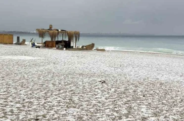 Antalya 15 dakikada kışı yaşadı, Konyaaltı Sahili beyaza büründü