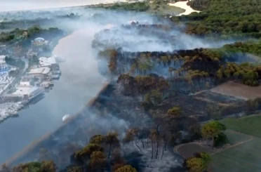 Antalya Aksu’da yanan ormanlık alan havadan görüntülendi 