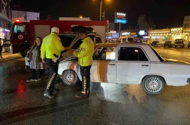 Antalya iki otomobilin çarpıştığı ve 3 kişinin yaralandığı kaza anı kamerada 
